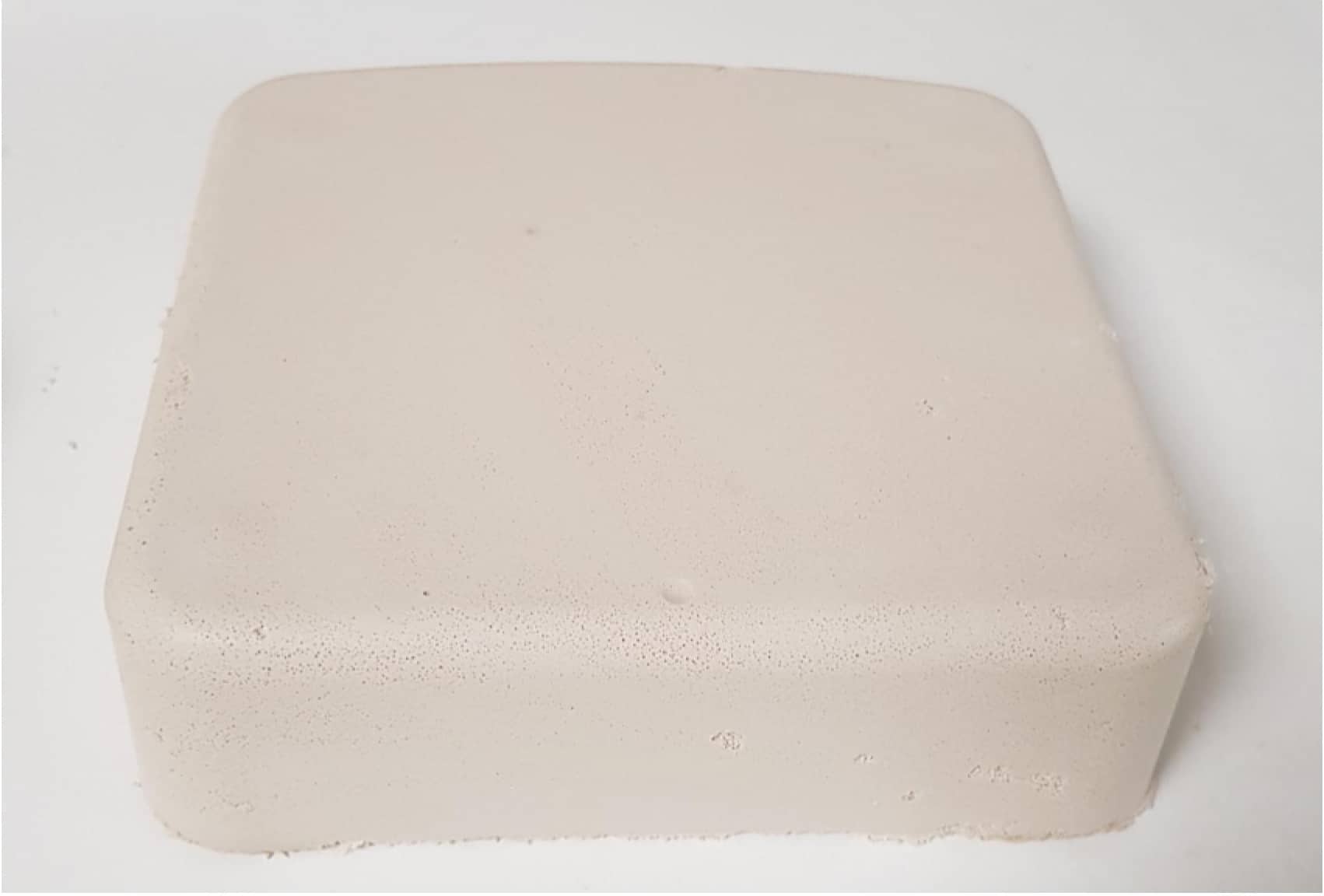 Bloc carré beige texturé sur fond blanc