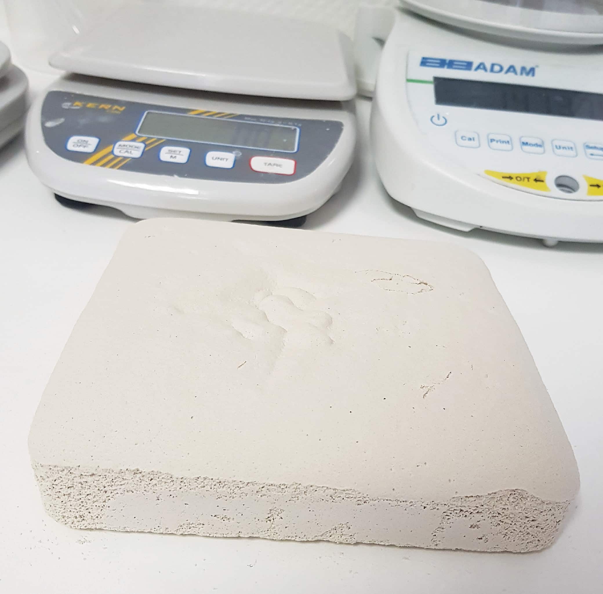 Bloc de pierre avec empreintes sur table de laboratoire