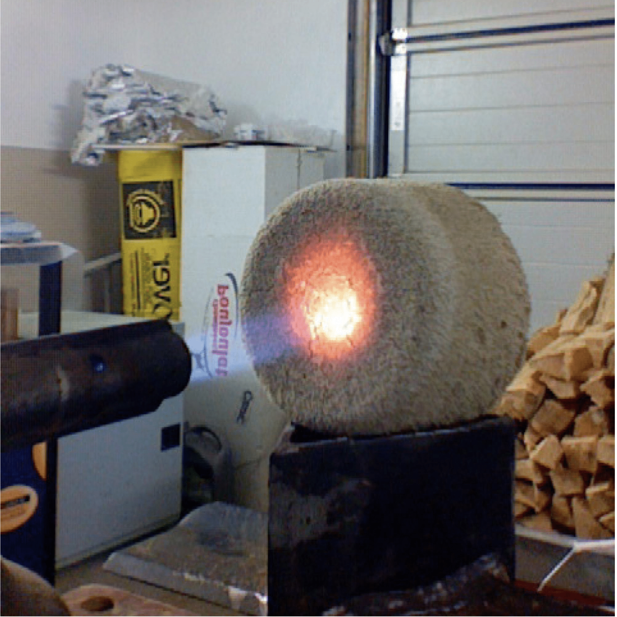 Pierre chauffée par torche dans atelier