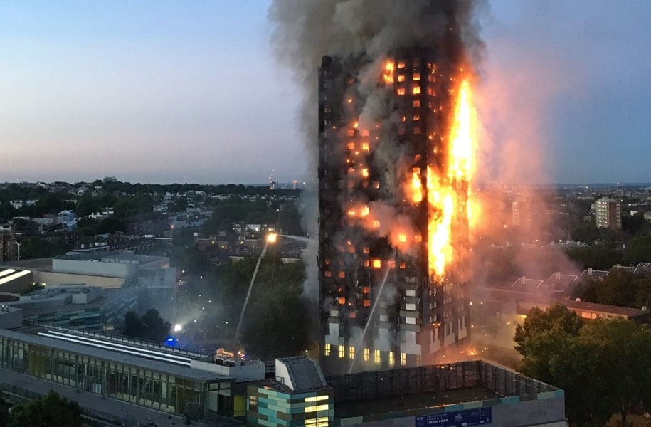 Immeuble en feu lors du crépuscule