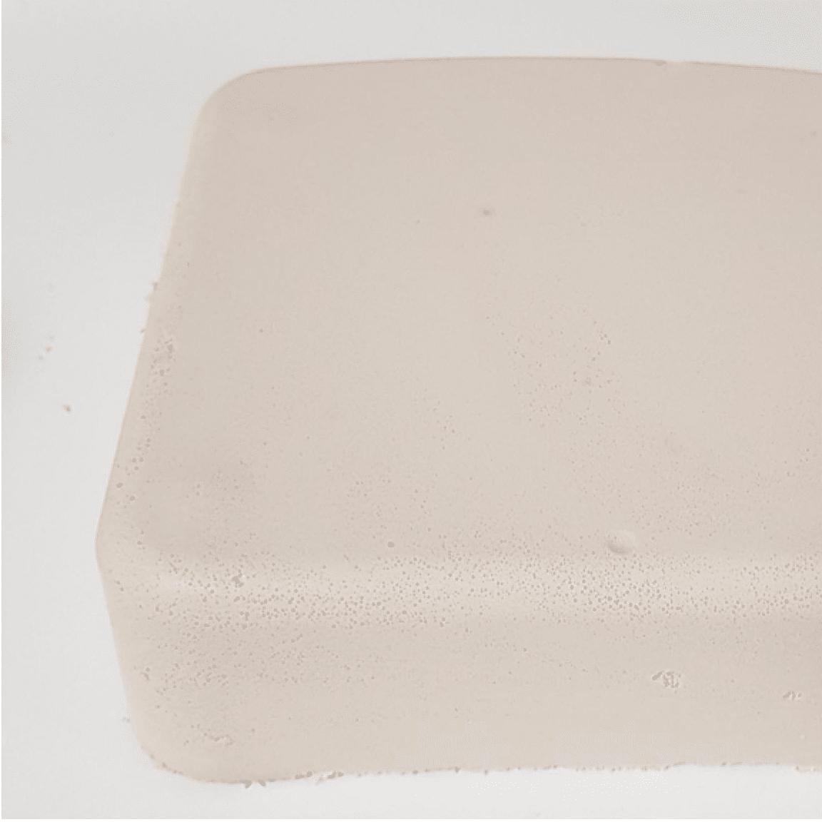 Bloc de savon beige sur fond blanc