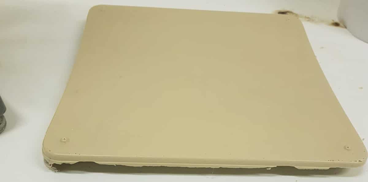 Plateau rectangulaire beige sur fond blanc