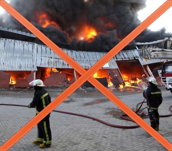Pompiers luttant contre un incendie violent dans un entrepôt